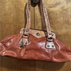 Chic Tan Leather Shoulder Bag